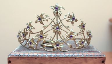 Violet Coronet crown worn by the Carnival of Flower Queens between 1969 and 2001.  It consists of 17 violets – the floral emblem of Toowoomba - each holding a rutile stone