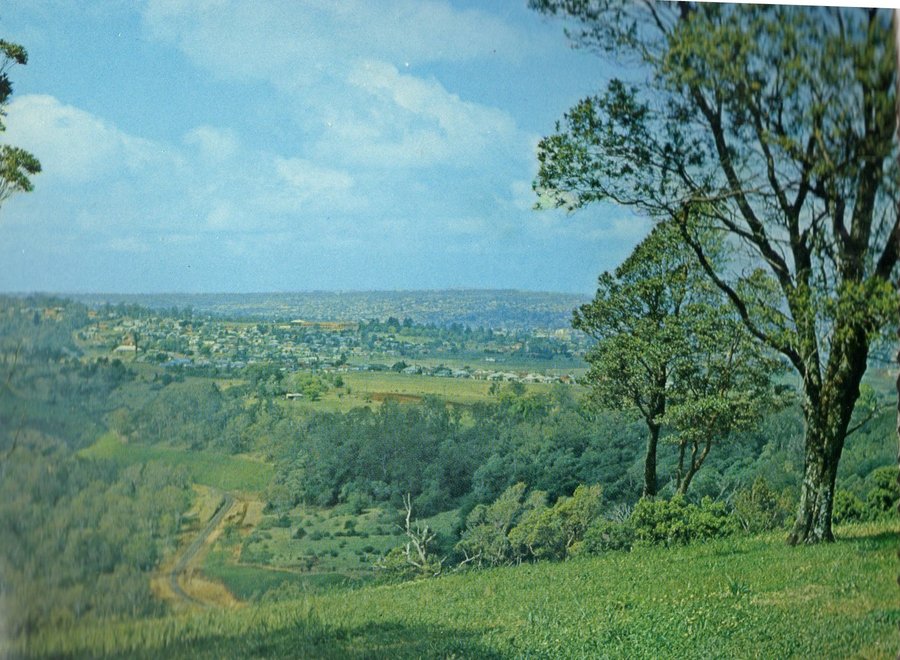 Layby lookout at Mt Kynoch and view out over the Toowoomba Escarpment.