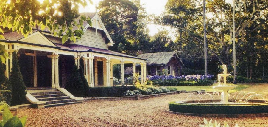 A more recent day photo of Gabbinbar Homestead. Grand circular vehicle entrance with fountain in the middle.