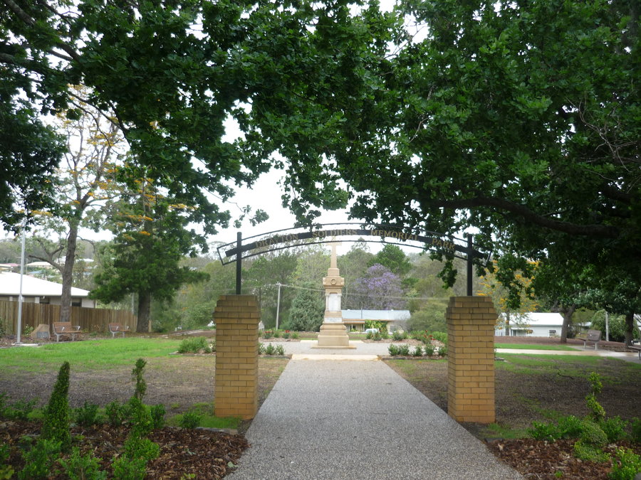 drayton soldiers memorial park entrance arch and memorial statue