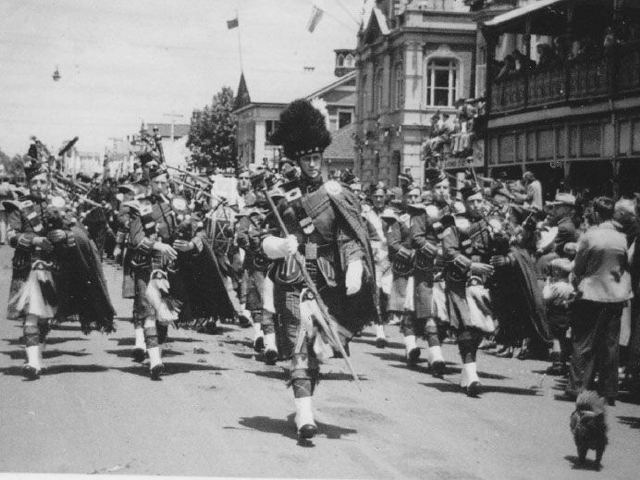 puppy leading the toowoomba thistle pipe band