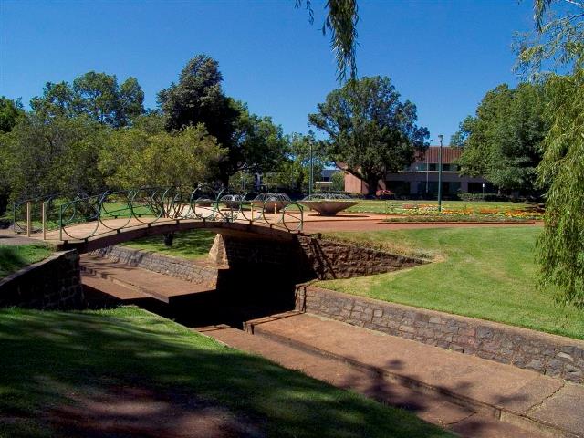 Queens Park Vera Lacaze bridge