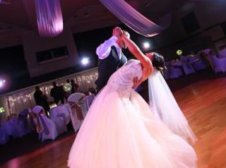 coupledancingatwedding